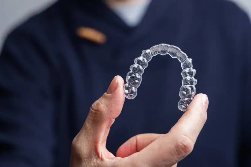 Czy można pić w nakładkach Invisalign?
