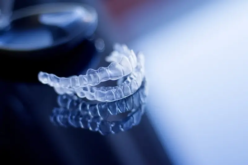 Czym się różni Clear Aligner od Invisalign?