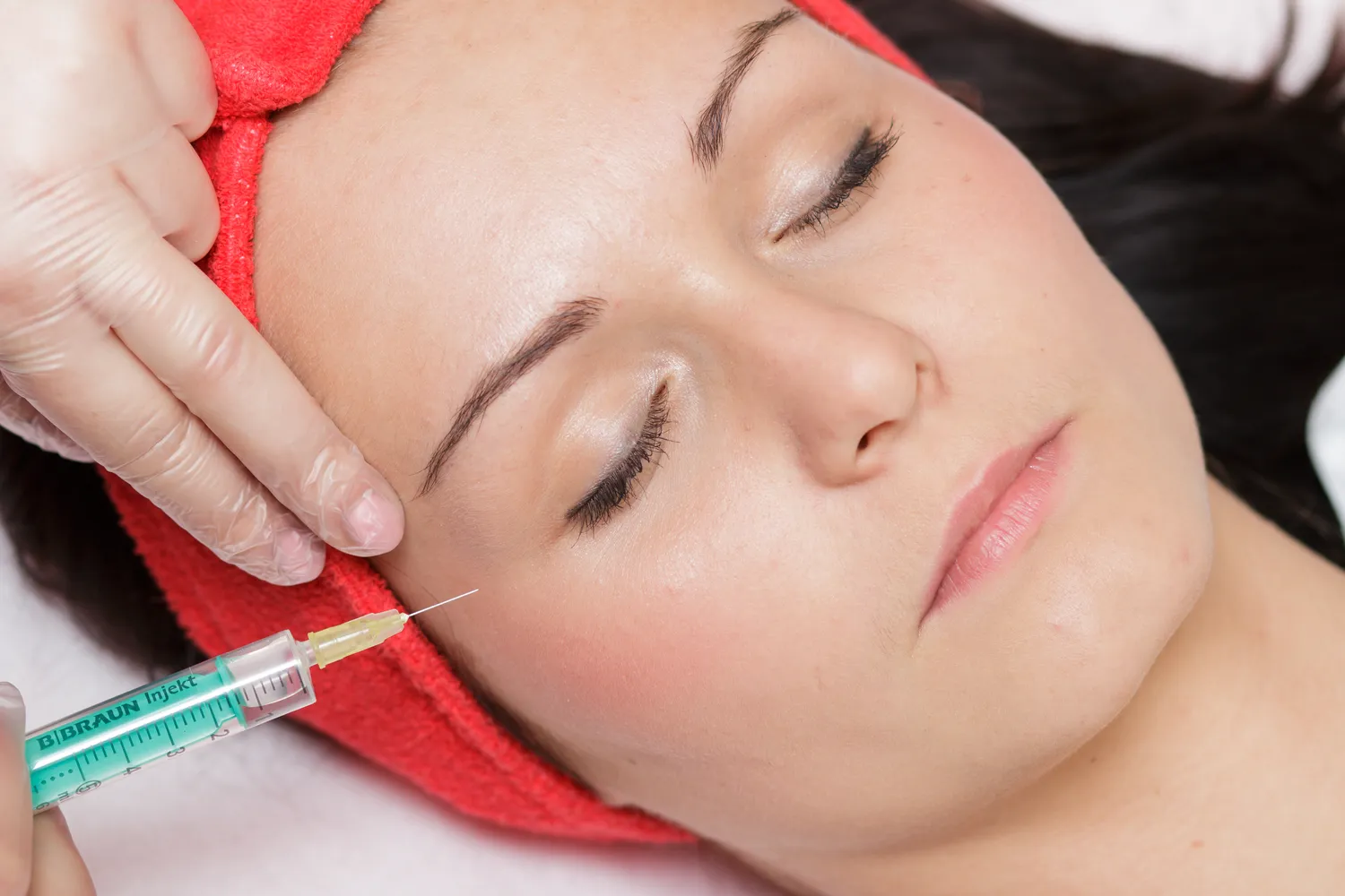 Czy kwas hialuronowy rozciąga skórę?